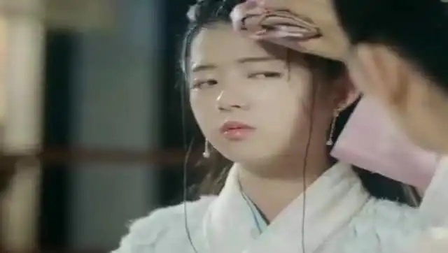 等到烟暖雨收小宫女帮易落擦脸,不料易落却突然变脸