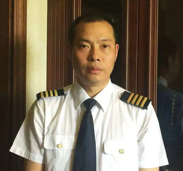 电影中国机长,刚开始机长张涵予洗澡,为什么还要倒计时
