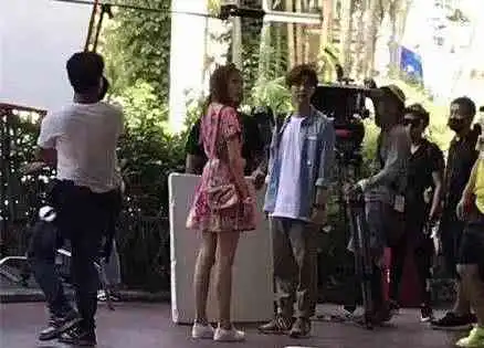 关晓彤绝对不止173脱鞋屈腿迁就鹿晗,两人看起来没差