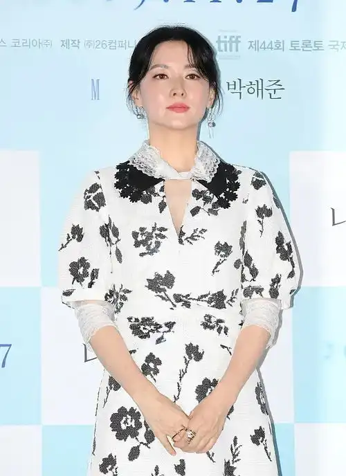 大长今李英爱不显老,穿印花长裙如少女一般,婴儿肌抢镜
