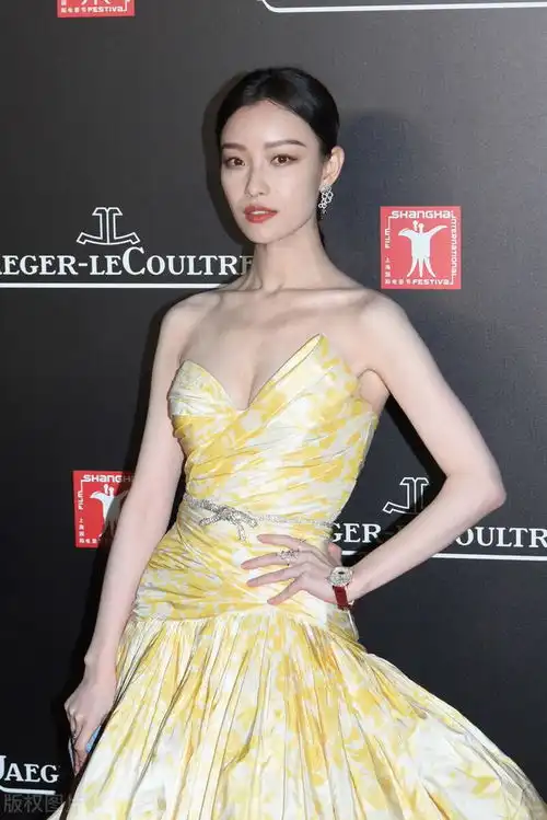 32岁倪妮,深v抹胸气质惊艳,性感魅力挡不住