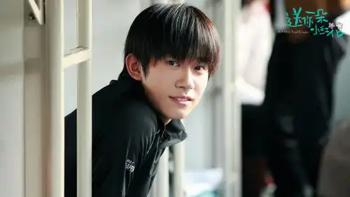 工作室送来送你一朵小红花新鲜剧照韦一航的微笑是最漂亮的小红花
