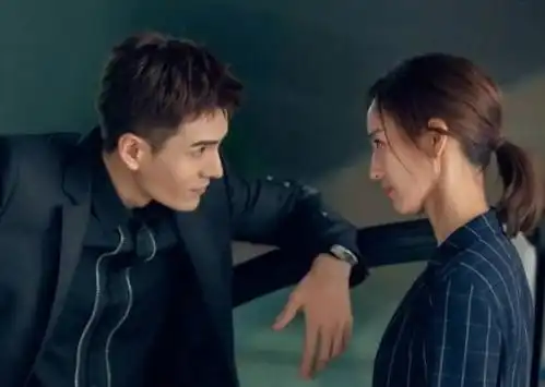 他一年4部剧霸屏不火,曾靠卖老婆名包为生,今无戏可拍却很幸福