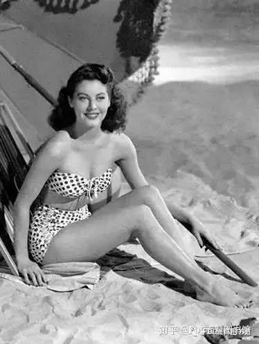 wtf在20年代穿个普通的泳装都会被抓
