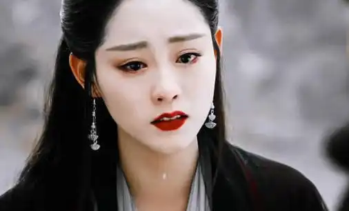 是祝绪丹手小还是周海媚脸大二者放在一起,却产生了强烈对比