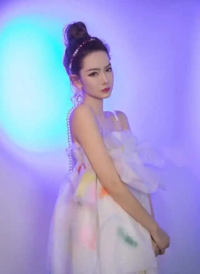 还是那个戚仙女戚薇身穿雾莲仙女裙亮相明星大侦探,太惊艳
