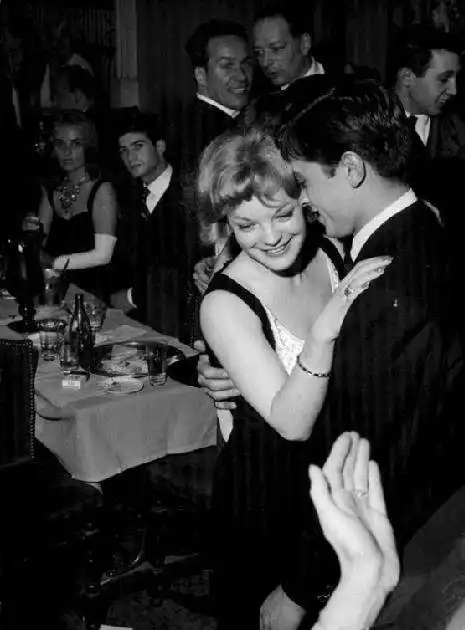 法国美男阿兰德龙辜负茜茜公主,如今仍孑然一身与狗度日
