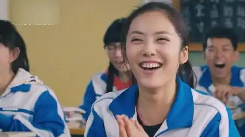 匆匆那年班主任男主第一名的奖状,全班同学沸腾大喊方茴的名字