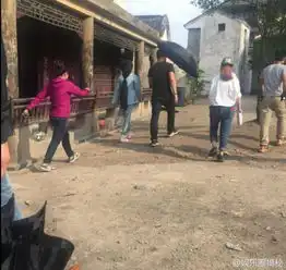 杨幂片场路透照穿粉色拖鞋十足少女心
