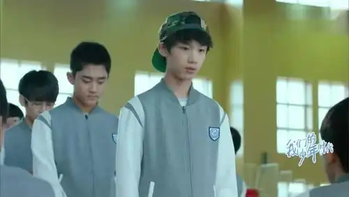 我们的年少时代男子量女孩的体重才100斤,说你怎么还没我重呢
