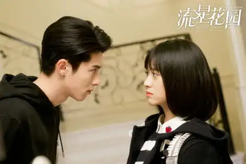 沈月版流星花园太雷人,手帕像袜子,还拿尿布当围巾