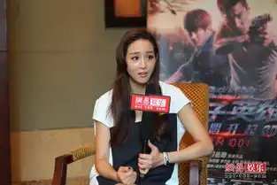 张钧甯着短裙出席活动秀美腿
