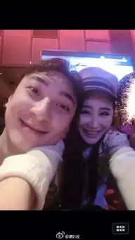 张嘉译20岁剧照曝光酷似王思聪
