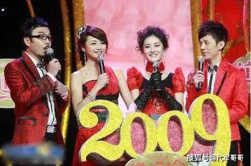 她曾是央视美女主持人,嫁给大3岁演员生一子,如今46岁婚姻很幸福
