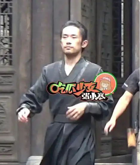 易烊千玺满江红路透曝光,满脸胡茬化身硬汉,粉丝夸赞好帅气