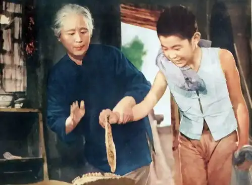 1963年,锅炉工燕秀峰看完小兵张嘎后嘀咕堵老乡烟囱可没干