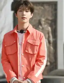 范丞丞亮相机场,耳朵上的耳钉成亮点,他把姐姐上朝的珠子戴耳朵上了吧
