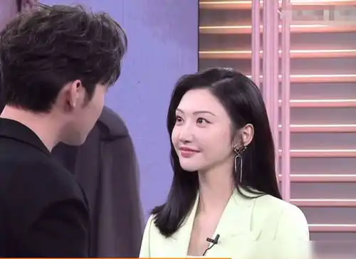 32岁景甜现实中长相如何失去了司藤滤镜,直播生图成焦点