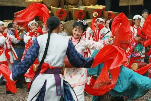 新还珠曝大丰收剧照小燕子与民同乐