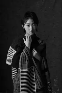 周冬雨成年度面孔登封面张弛有度展灵动魅力