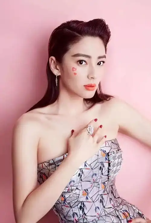 曾靠星女郎一炮走红,甩掉渣男活出开挂人生,被网友誉为中国版千颂伊