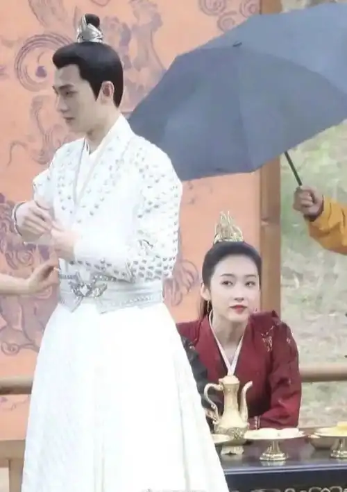 杨洋新剧两位女主被嘲颜值低,这么多年与杨洋有cp感的竟只有她
