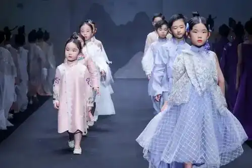 day3童话小镇直击穿上西装礼服,变身秀场上的小大人
