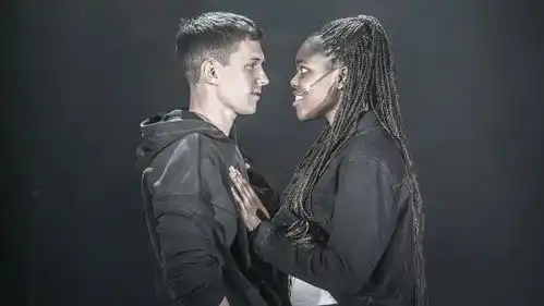 黑人女主亮眼荷兰弟罗密欧与朱丽叶获起立鼓掌观众叫好
