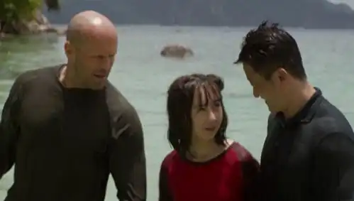 巨齿鲨2斯坦森徒手战鲨鱼,群众女演员成亮点
