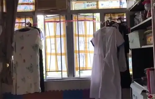 香港母女蜗居6㎡劏房,厕所难坐下洗衣机放床边,网友太逼仄
