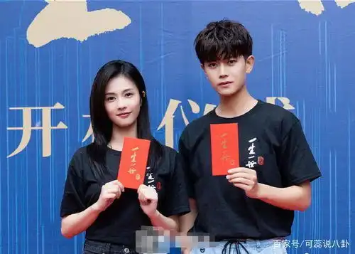 一生一世剧照,任嘉伦白衬衣加领带帅气十足,女主造型美腻了
