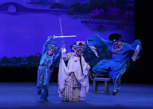 正月十六长治市上党梆子剧团在潞安剧院上演白蛇传剧照
