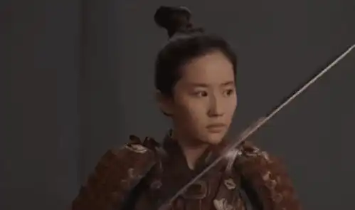 花木兰试妆花絮,33岁刘亦菲素颜出镜,这不是花木兰本人