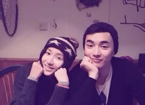 娄艺潇新恋情曝光深夜与白衣男包厢暧昧,二人甜蜜相拥同回公寓