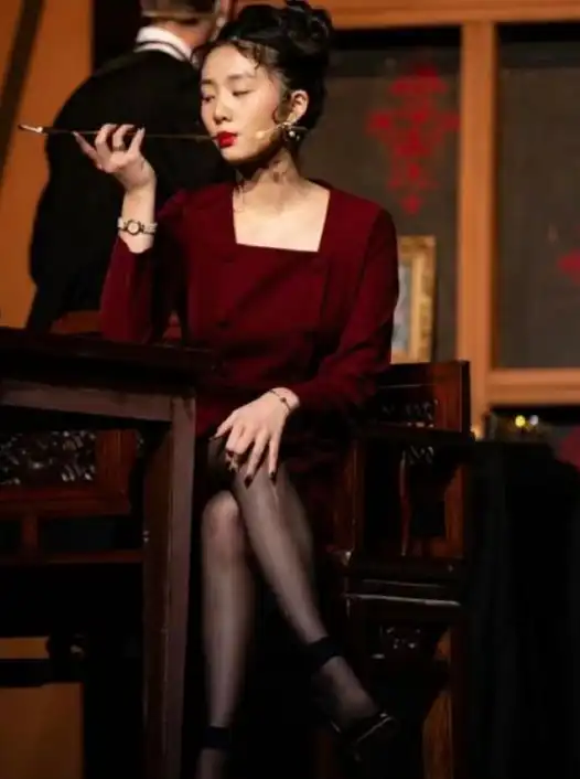 黄磊女儿多多新剧照上热搜红裙黑丝挑战风情熟女,评价褒贬不一