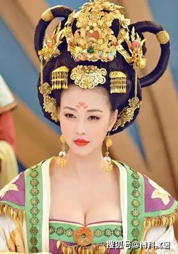 头顶十斤发髻如何优雅有人搞笑违和,最后两位却美成经典
