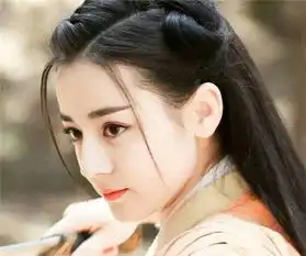 粉丝追星太疯狂,迪丽热巴差点被人潮挤倒在小路边
