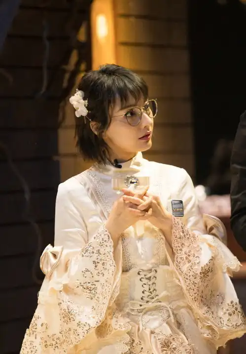 35岁吴昕涅槃重生,身穿露肩连衣裙气质优雅,遇见另外一个自己
