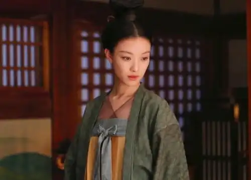 倪妮最新凰权女装照曝光妆容淡雅气质如兰
