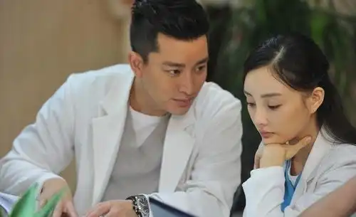 十位演医生的男星张嘉译儒雅胡一天帅气,他笑点多让人出戏
