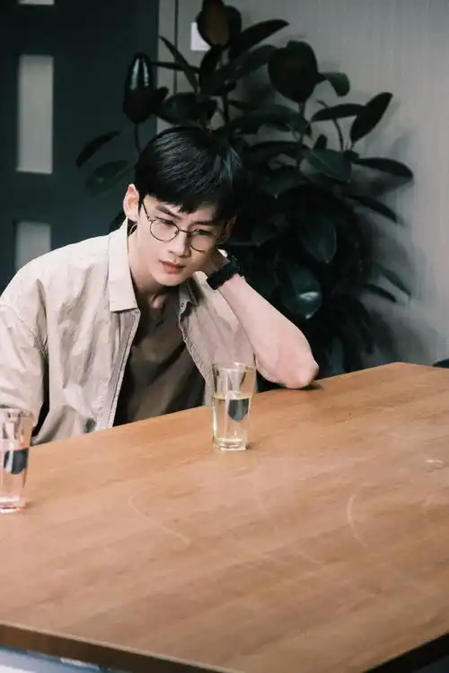 组图白敬亭开端新剧照曝光引网友集体催促更新