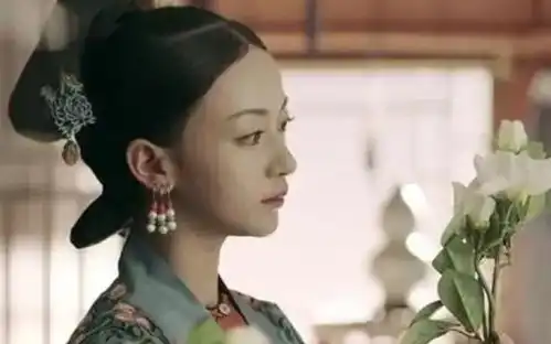 同样演绝世美人,将33岁吴谨言跟29岁白鹿放一起,差距很明显