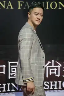 白一弘出席时装高定发布会格纹西装诠释高贵轻奢风
