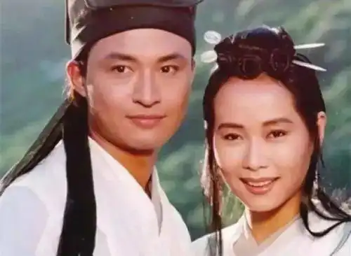 同框刘嘉玲气质不输57岁叶童与老公出席聚会,皮肤细腻有光泽