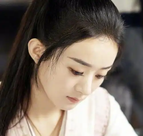 赵丽颖晒周翡背影照,却引来知名作家怒怼你凭什么不带口罩
