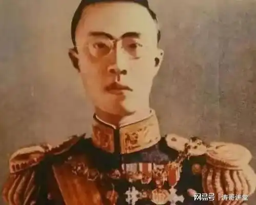 当年溥仪在离开紫禁城的时候,偷偷在自己棉袄里塞了一个东西
