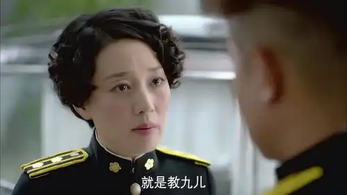 剃刀边缘属下向青年报告情况,女子却给青年提了个醒
