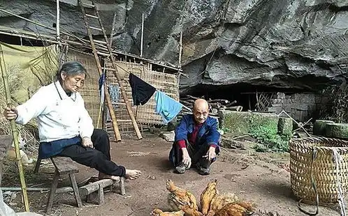老夫妻蜗居山洞生4子女,供出2个大学生不愿搬离,爱在山洞看电视
