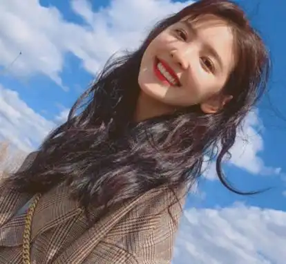 章若楠果然是甜甜的街拍女孩,针织上衣配短裙,美丽笑容甜到心
