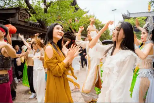 丽江这个神仙景区秒变快乐星球妈妈牧场精灵小屋花海风车,速来打卡